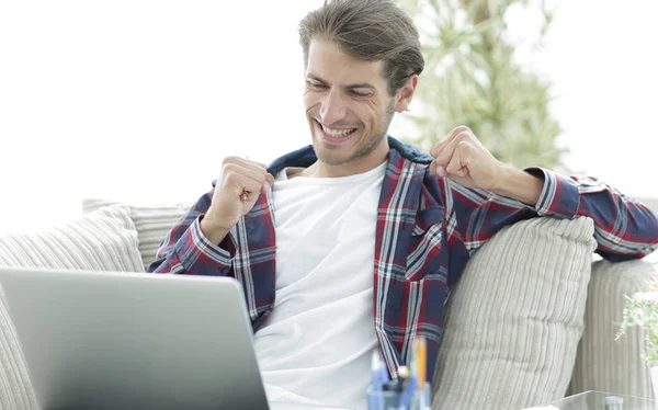 Mutlu adam evden dizüstü bilgisayar ile çalışma. freelancing kavramı. — Stok fotoğraf