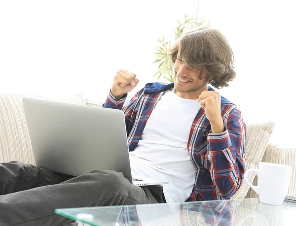 Cara feliz com laptop sentado no sofá. conceito de sucesso — Fotografia de Stock