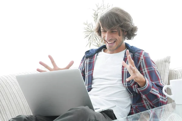 Ragazzo felice con computer portatile seduto sul divano. concetto di successo — Foto Stock