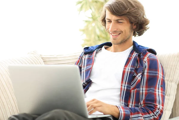 Poważny facet działa na laptopie w domu — Zdjęcie stockowe