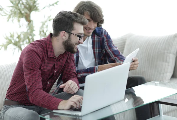 İki web tasarımcıları bir proje bir dizüstü bilgisayar önünde tartışmaya portresi