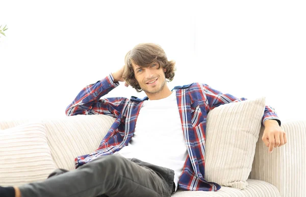 ciddi modern adam kanepede oturan