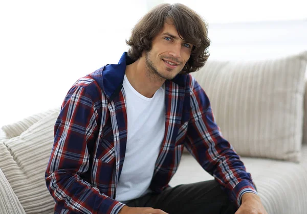 kanepede oturan başarılı yakışıklı olan.