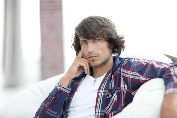 Elegante joven sentado en el sofá . —  Fotos de Stock