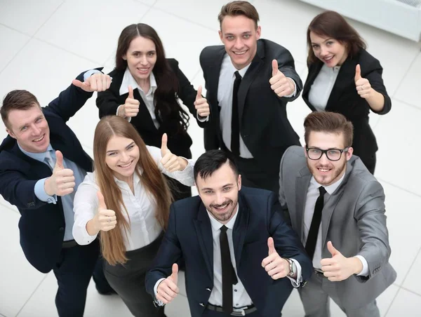 Exitoso equipo de negocios sosteniendo un pulgar hacia arriba — Foto de Stock