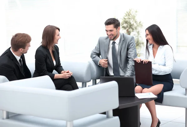 Equipe de negócios sentado no lobby do escritório — Fotografia de Stock