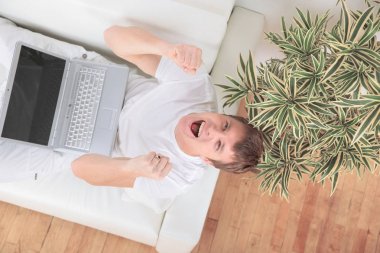 Dizüstü bilgisayarınızda evde çalışma kadar silah ile başarılı adam