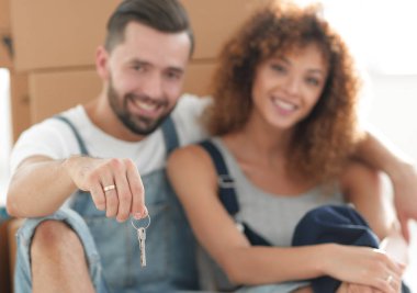 Karton kutu bir arka plan üzerinde genç bir çiftin yakın çekim