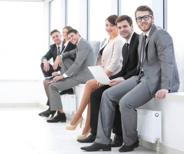 ofis lobisinde oturan iş takım