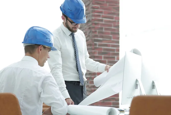 Arquitecto y capataz de la construcción para discutir un nuevo proyecto — Foto de Stock