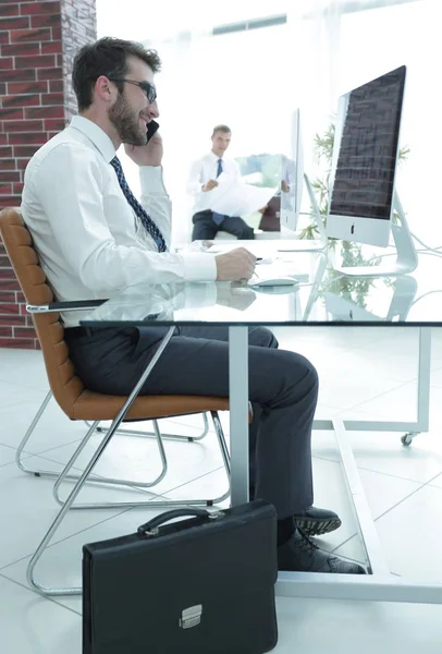 Manager komunikuje się z klientem na smartfonie — Zdjęcie stockowe