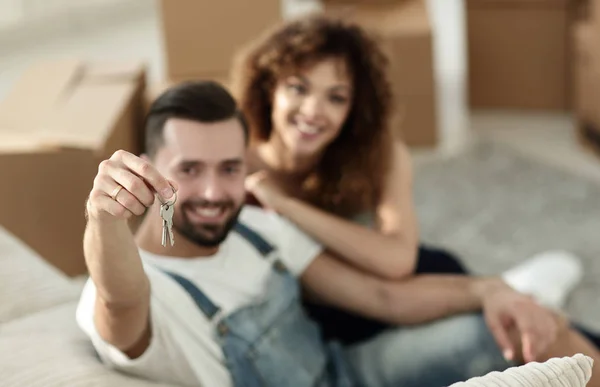 Jovem casal com uma chave para um novo apartamento . — Fotografia de Stock