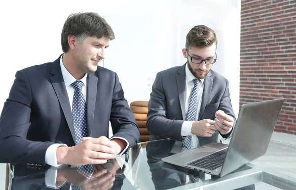 İş arkadaşları çalışma konuları tartışmak