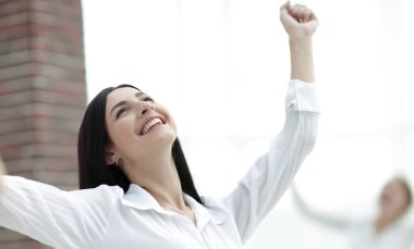 mutlu genç iş kadını bulanık office arka plan üzerinde.