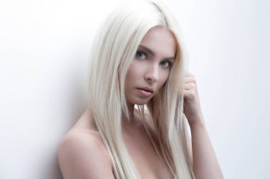 Hüzünlü güzel bir kadın portresi yakın çekim.