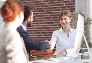 El sıkışma yöneticisi ve ofisteki müşteri.