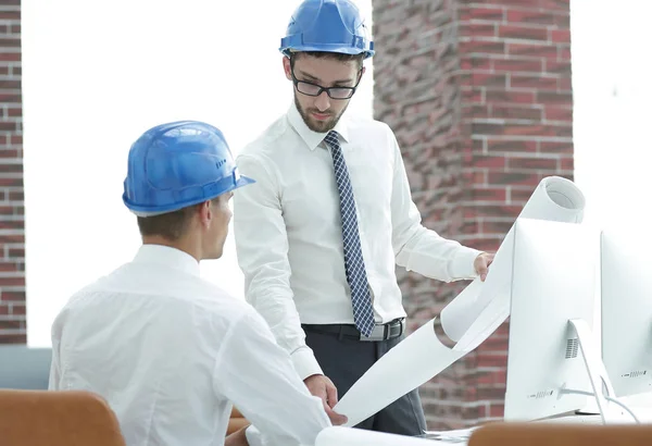 Arquiteto e engenheiro, considerando um projeto de construção — Fotografia de Stock