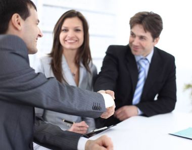 İş yerinde el sıkışma iş ortakları