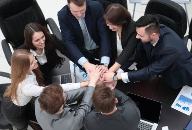 iş takım birlikte masada sıktı elleri ile