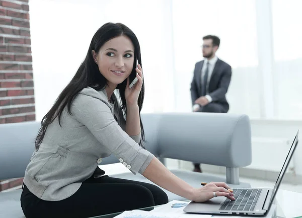 Kvinna assistent på hennes arbetsplats. — Stockfoto