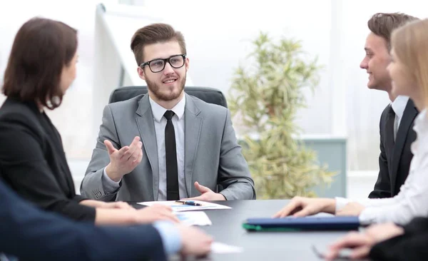 Affärsman vid ett möte med anställda — Stockfoto