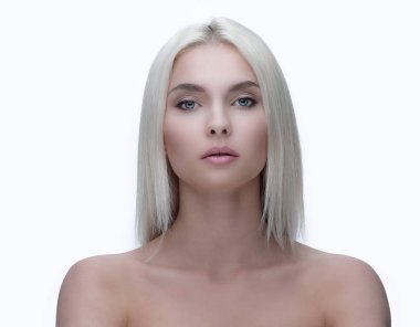 Sarı saçları ve her gün makyaj ile güzel bir genç kadının yüzü.