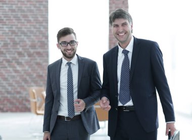 Ofiste iki iş arkadaşı var.