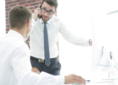 Kendine güvenen işadamı iş sorunları çözer