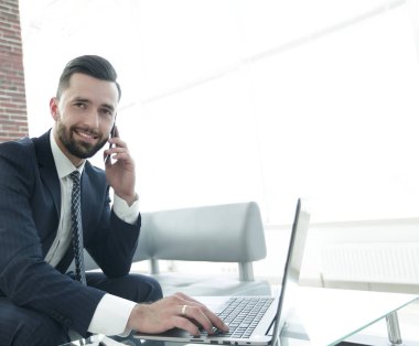 ön plan işadamı Smartphone'da konuşuyor