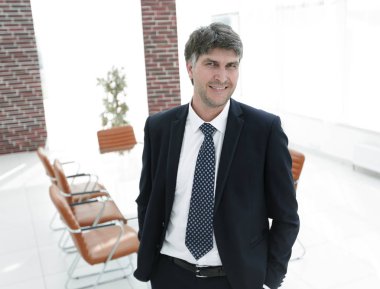 işadamı bir boş konferans salonu bir arka plan üzerinde