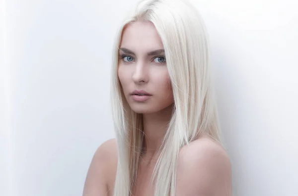 Närbild face vacker blond kvinnas. — Stockfoto