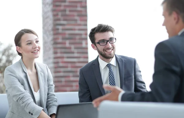 Membros da equipe de negócios conversando com um cliente — Fotografia de Stock