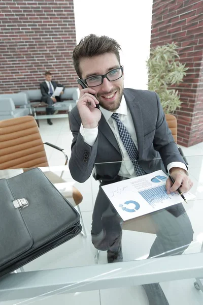Biznesmen rozmowy na smartphone przy biurku — Zdjęcie stockowe
