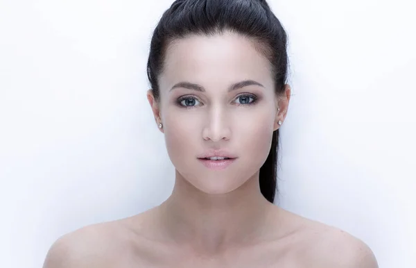 Primer plano de una joven con maquillaje diario. concepto de cuidado de la piel —  Fotos de Stock