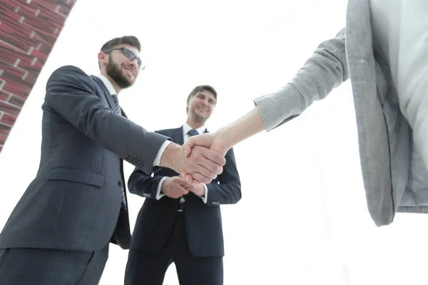 Parceiros de negócios apertando as mãos no salão de reuniões — Fotografia de Stock