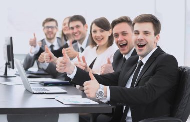business.close-örme iş ekibi başparmak tutarak başarı