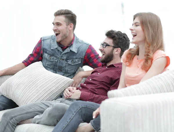 Группа молодых людей собирается на диван . — стоковое фото