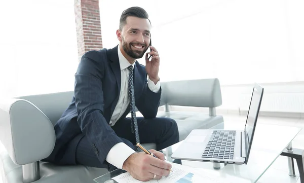 Empresario discutiendo en un teléfono inteligente, cuestiones de negocios —  Fotos de Stock