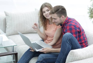 Genç çift tarassut video üstünde laptop