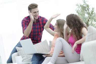 mutlu arkadaş birbirlerine beşlik