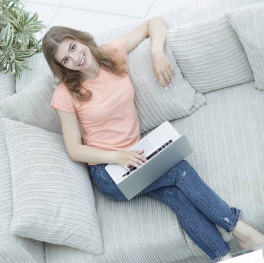 dizüstü bilgisayar ile kız öğrenci top.portrait üzerinden görüntülemek