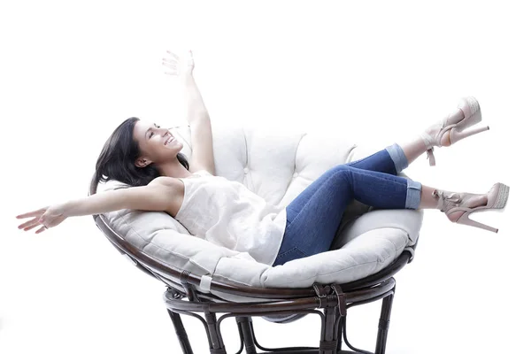 Moderní mladá žena relaxuje v kulaté útulné měkké křeslo — Stock fotografie