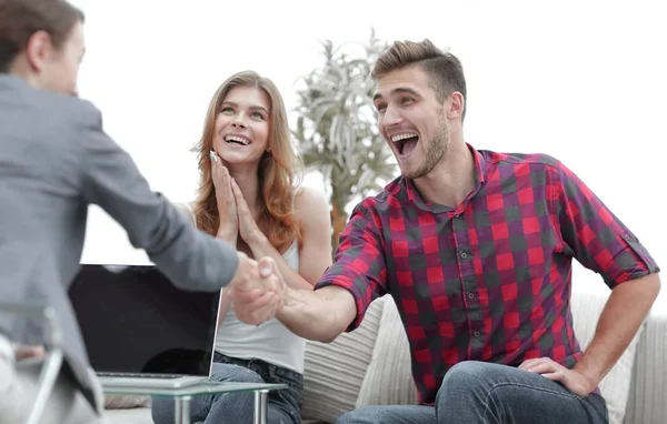 oturum başlamadan önce istemci kadın psikolog ağırlıyor