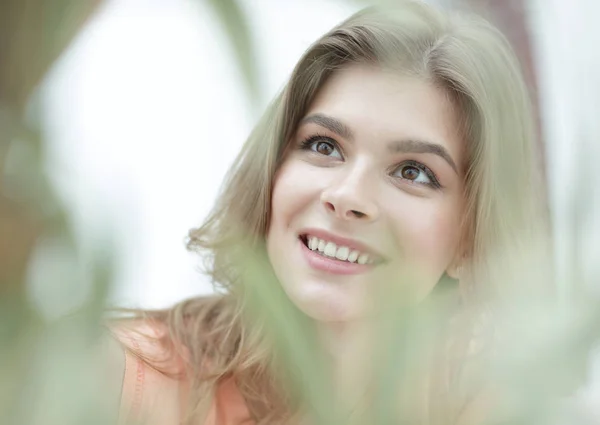 Retrato de cara de mujer sonriente sobre fondo borroso . — Foto de Stock