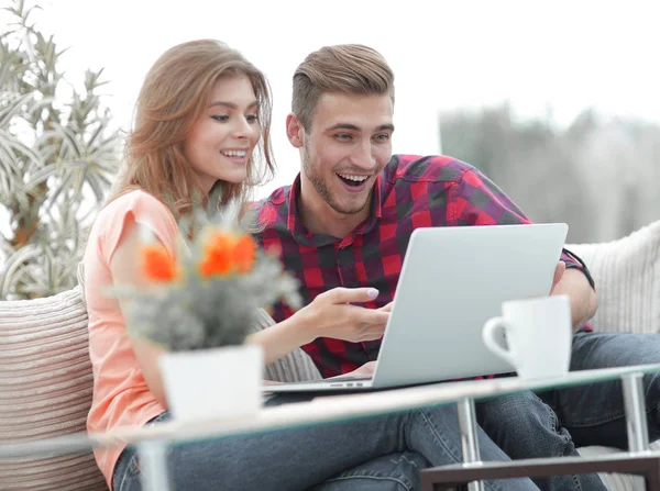Jovem casal olhando para uma tela de laptop — Fotografia de Stock
