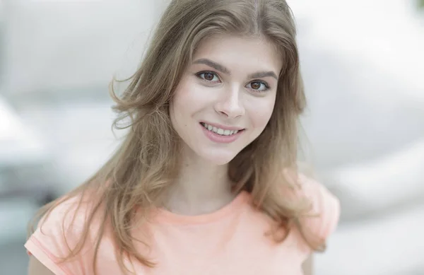 Primer plano retrato de una joven sobre fondo borroso . — Foto de Stock