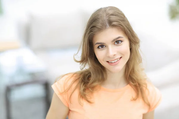 Primer plano retrato de una joven sobre fondo borroso . — Foto de Stock