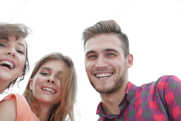 Close-up de três jovens sorrindo em fundo branco — Fotografia de Stock