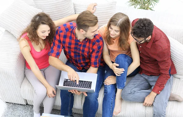 En baştan görüntüleyin. dizüstü bilgisayar video izlerken arkadaşlar