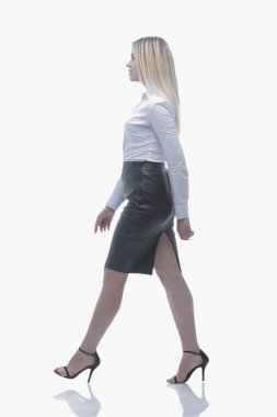 yan görünümü. tam büyüme. Kendine güvenen genç iş kadını ileri geliyor.
